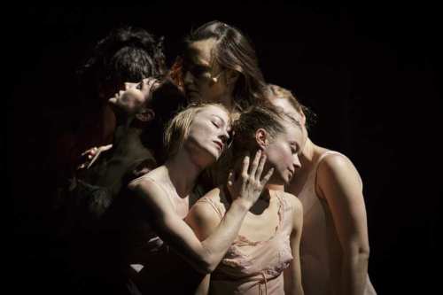 1138256_cour-dhonneur-la-danse-de-preljocaj-prise-aux-mots-web-021216961672